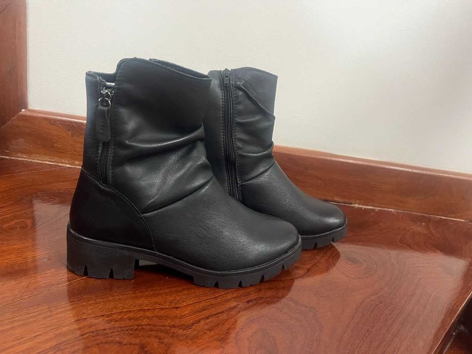 Botas de salto com forro acolchoado na cor preta em tamanho 38,40