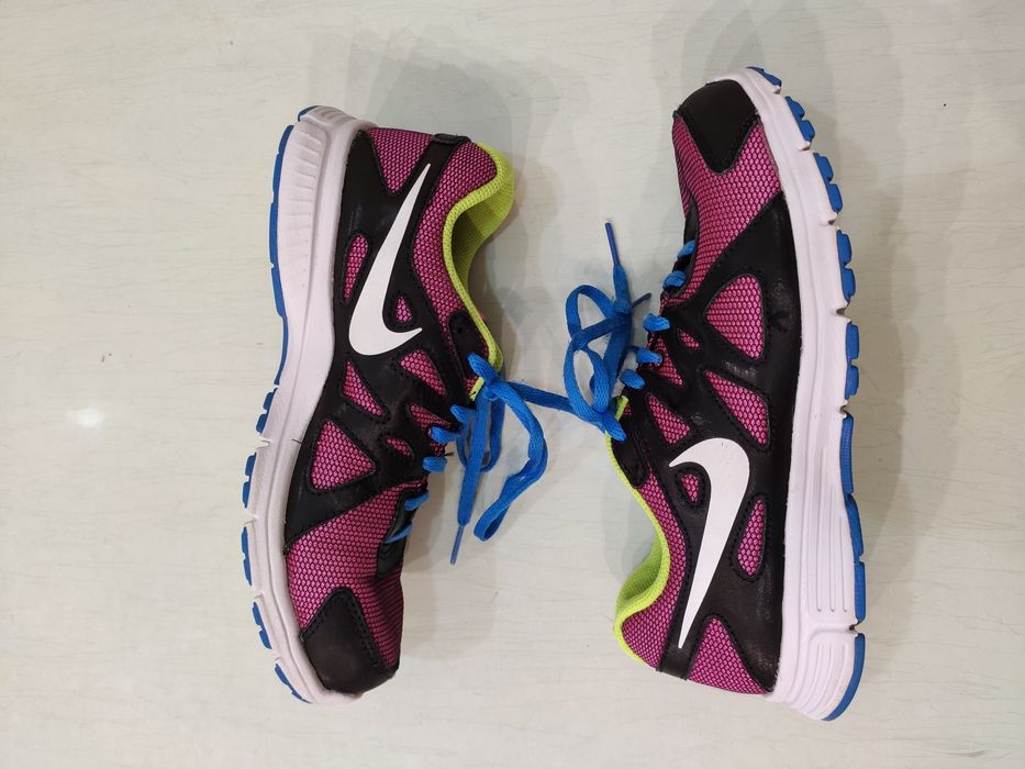 Nike revolution яркие кроссовки, размер 35,5, стелька 22,5 см