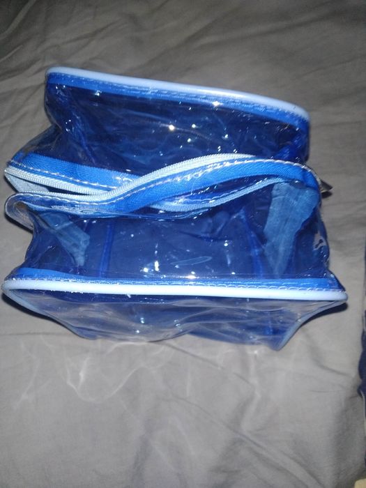 Kosmetyczka niebieską Avon przeźroczysta