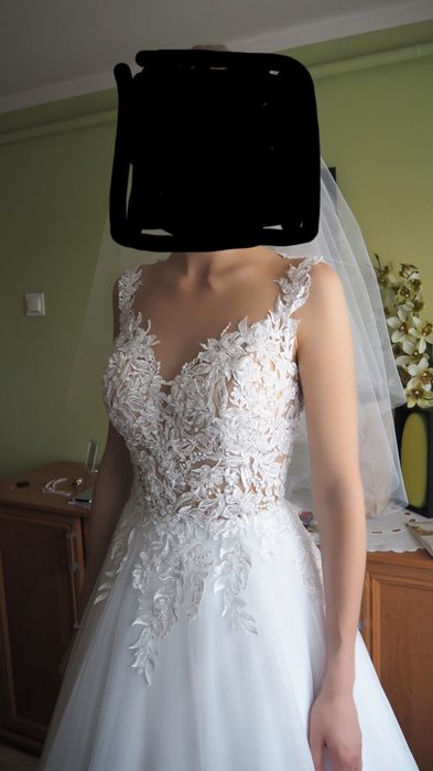 Suknia ślubna z kołem i welonem