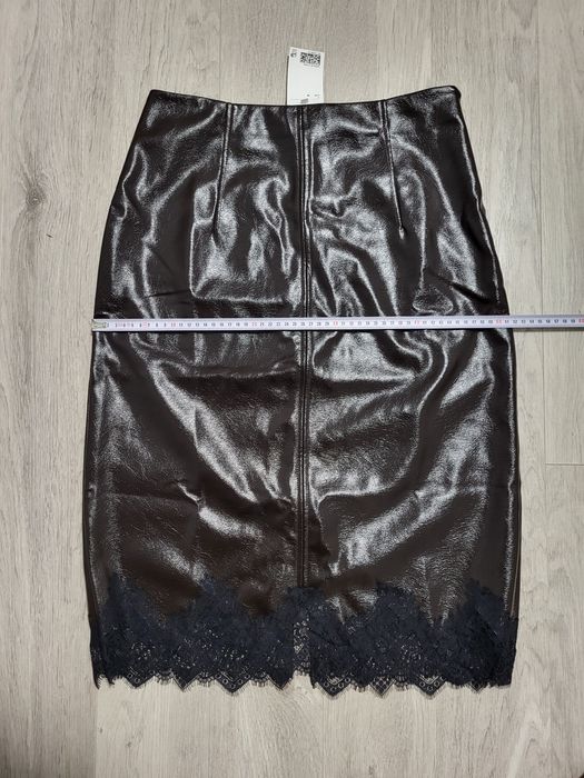 Спідниця з екошкіри H&M.