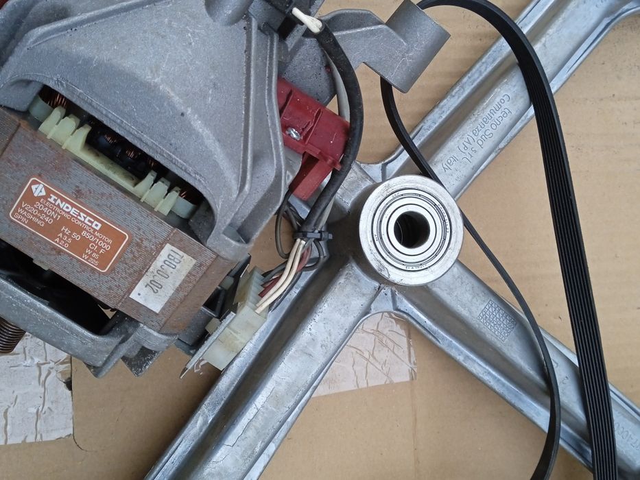 Продам стиральную машину по запчастям  Ariston