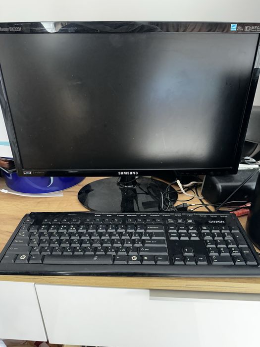 Компʼютер, клавіатура, системний блок, монітор.