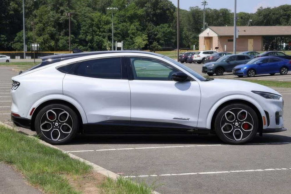 Ford Mustang Mach-E GT      2023