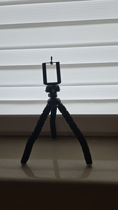 Lekko uszkodzony stojak do komórki