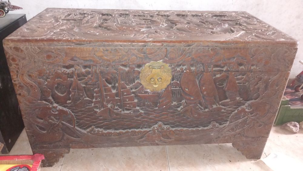 Antiguidade Baú com Motivos Marítimos