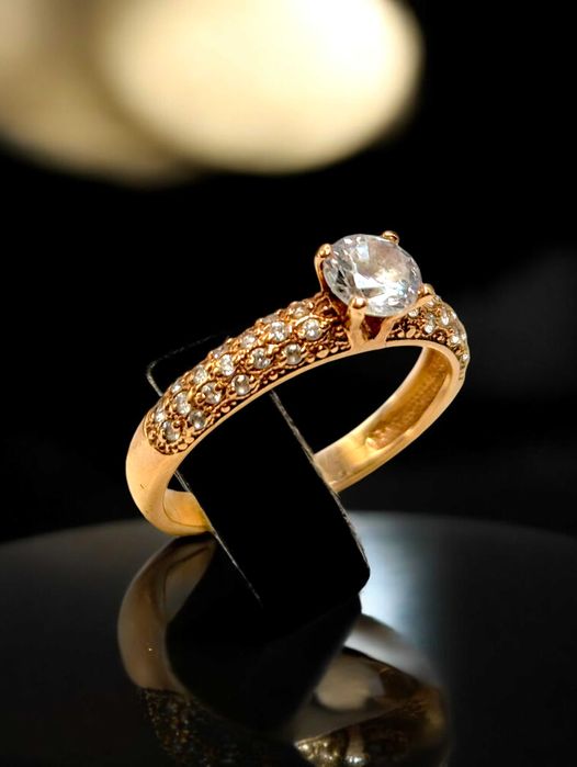 Złoty pierścionek próby 585 z cyrkoniami – klasyczna elegancja