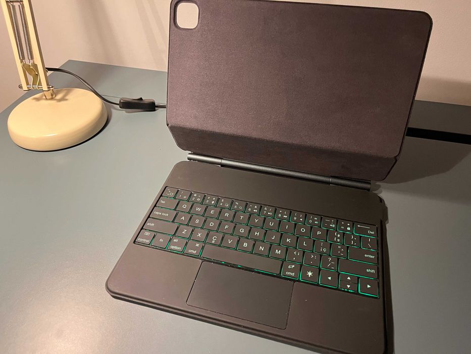 Teclado / Capa Compatível com dispositivos de 13" - Retroiluminado