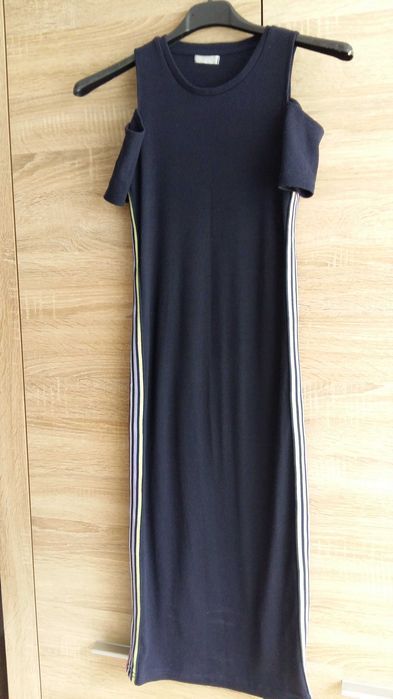 Sukienka z odkrytymi ramionami