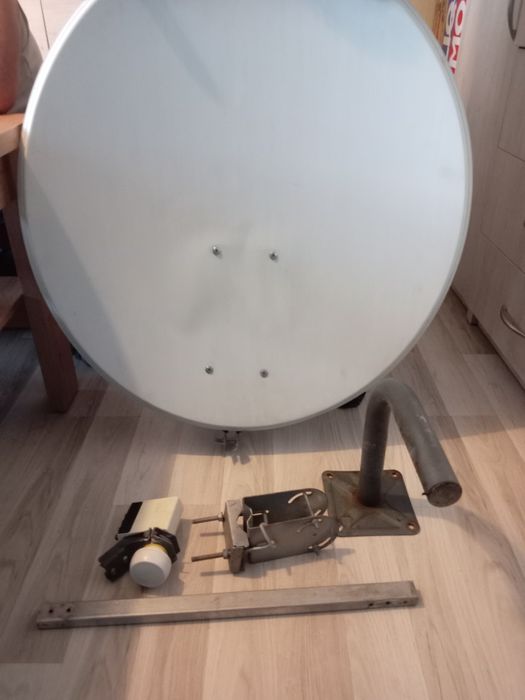 Antena satelitarna z całym oporządzeniem
