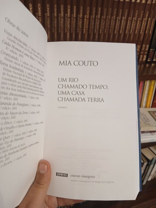 Um rio chamado tempo uma casa chamada terra  - Mia Conto