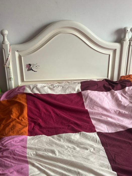 2 camas de 105x195 com os seus colchões, tapete e um armario