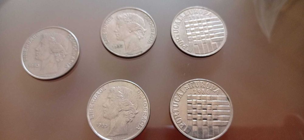 Moedas de 25 escudos de 1980, 1981, 1982, 1983, 1985 e 1986