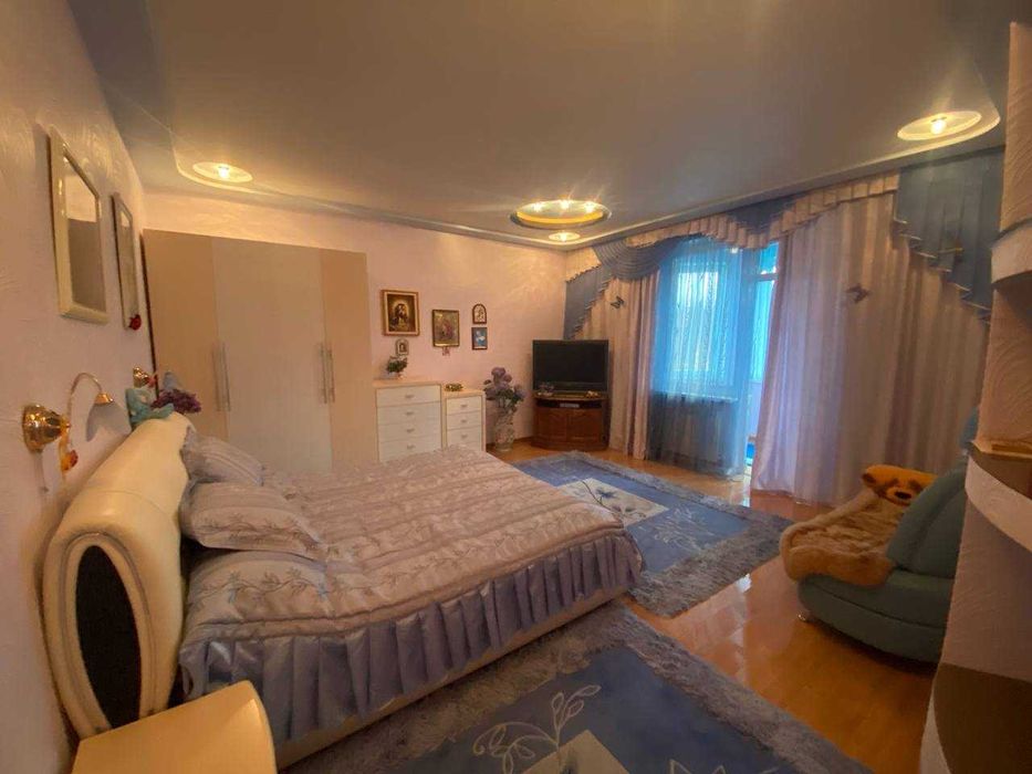 Продається 2-поверховий будинок , 10сотих землі Південо-Захід