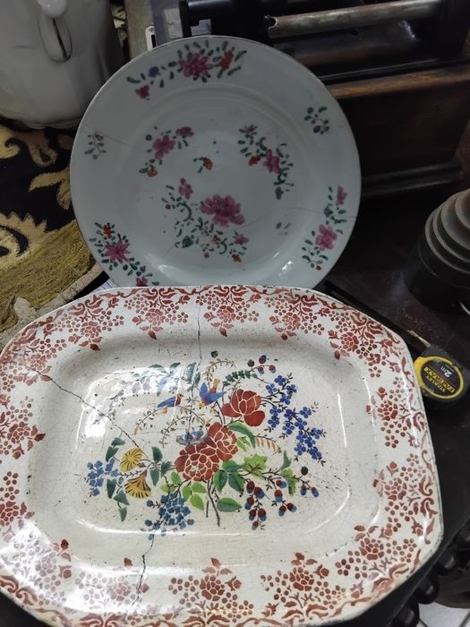 Duas peças  uma faiança outra em porcelana