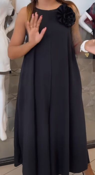 Luźny  Kombinezon sukienka z kieszeniami.