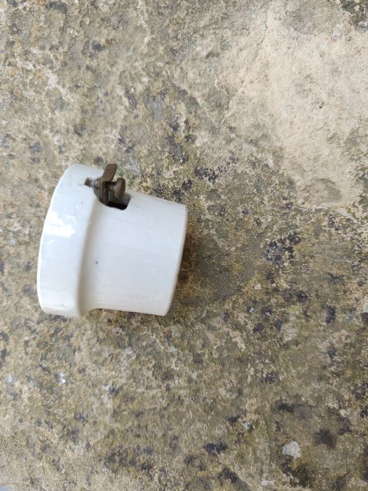 Casquilho antigo em porcelana.