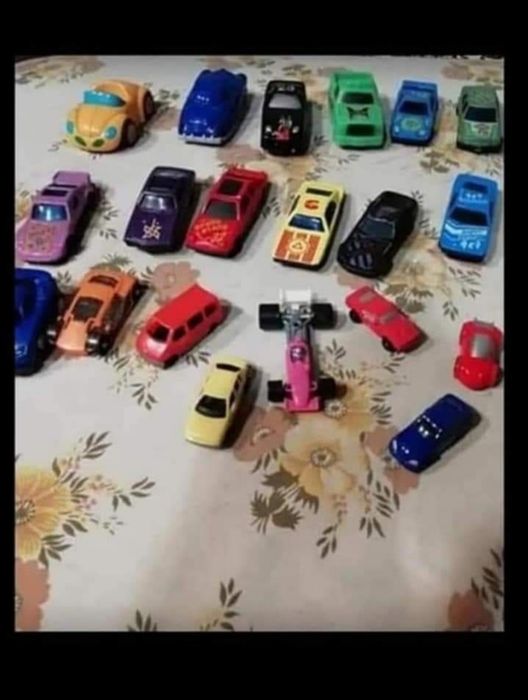 Vários carros em plástico