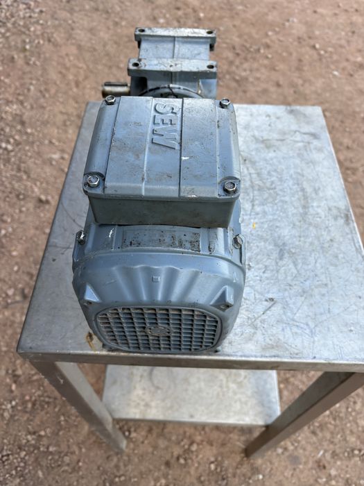 Motoreduktor 0,55  kw 140 obr