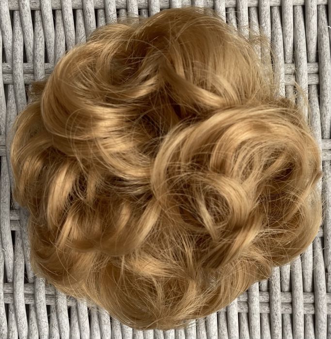 Premium Ultra włosy doczepiane, miodowy blond, kok na gumce 433.