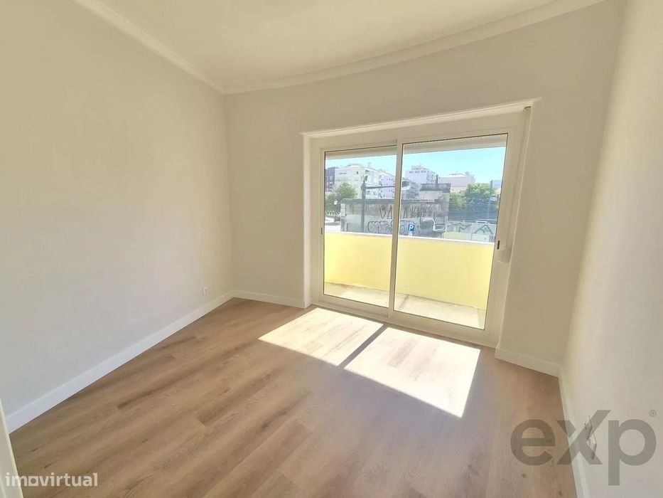 Apartamento T5 com elevador e varanda em Entrecampos