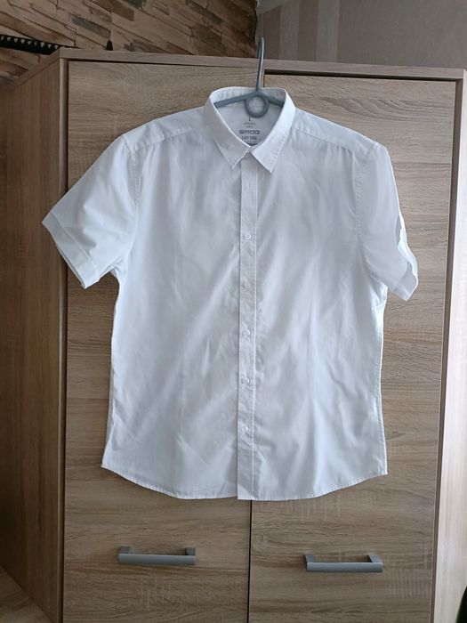 Klasyczna biała elegancka koszula z krótkim rękawem