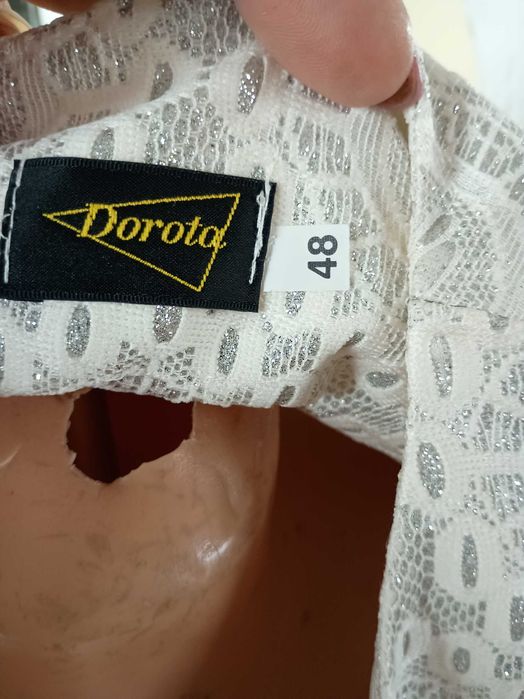 Sukienka biała z srebrnym brokatem prosta ołówkowa