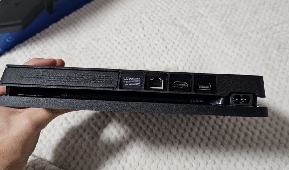 PlayStation 4 Slim 1TB новая + 5игр