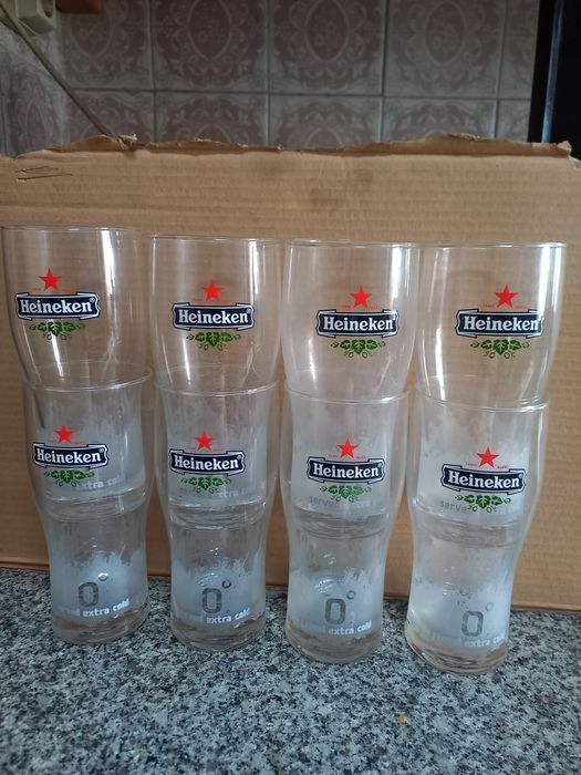 Copos. Cerveja  Heineken  served extra cold