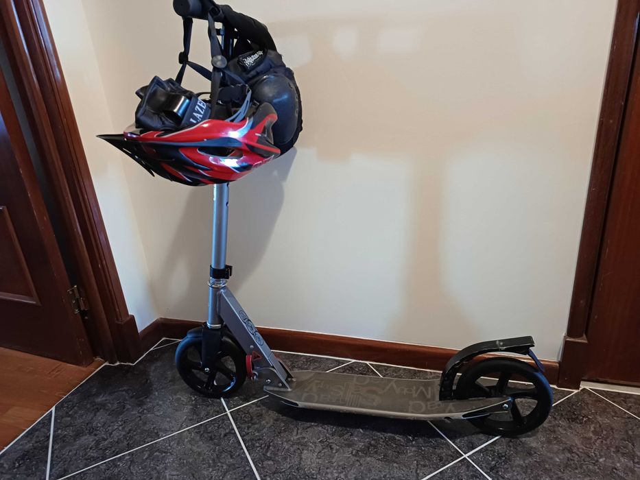 Trotinete Urbana Oxelo Town 5 + Kit Completo de Proteções (Capacete, Guardas e Munhequeiras)