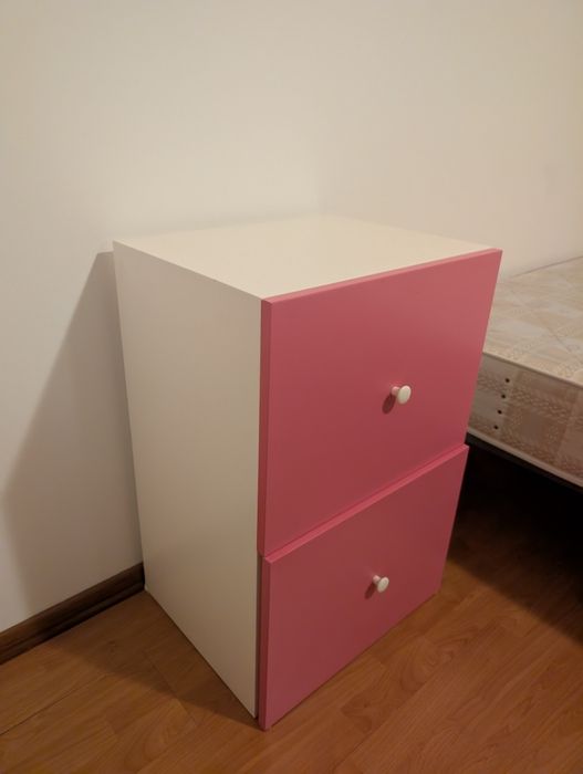 Cama e mesinha de cabeceira