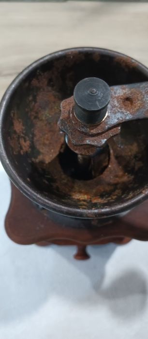 Stary drewniany młynek do kawy