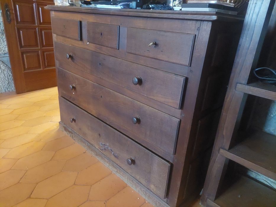 Cómoda rústica em madeira maciça