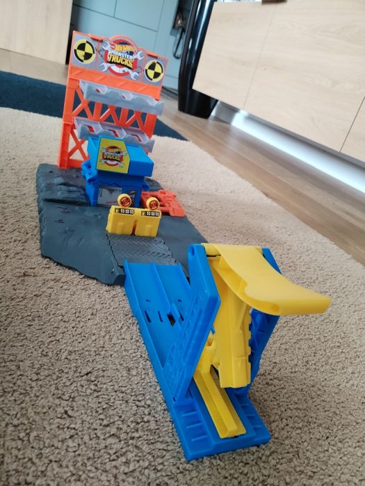 Tor samochodowy Mattel Hot Wheels Monster Trucks Demolka na stacji