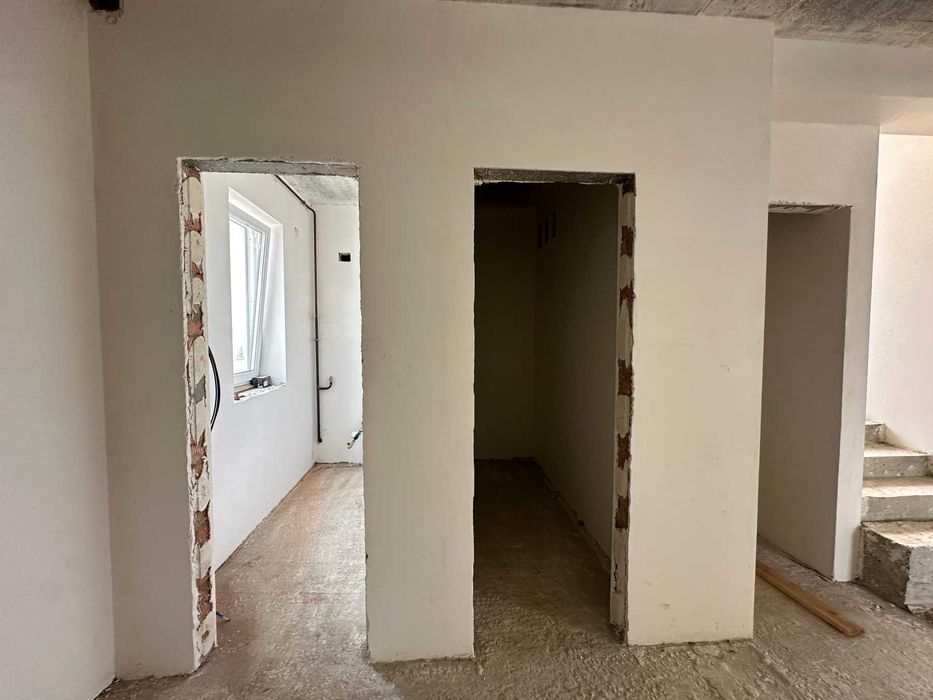 Великий будинок у Крихівцях з ділянкою 6 сот.!