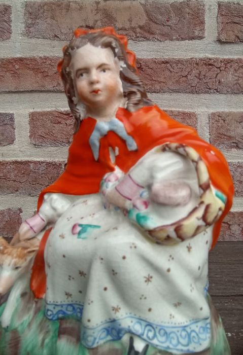 статуэтка  красная шапочка  Стаффордшир,