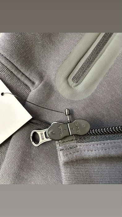 Nike tech fleece ( S )