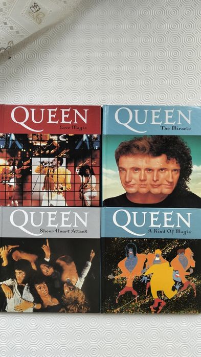 Vinte e Quatro CD'S "QUEEN" com Livro  de Biografia.