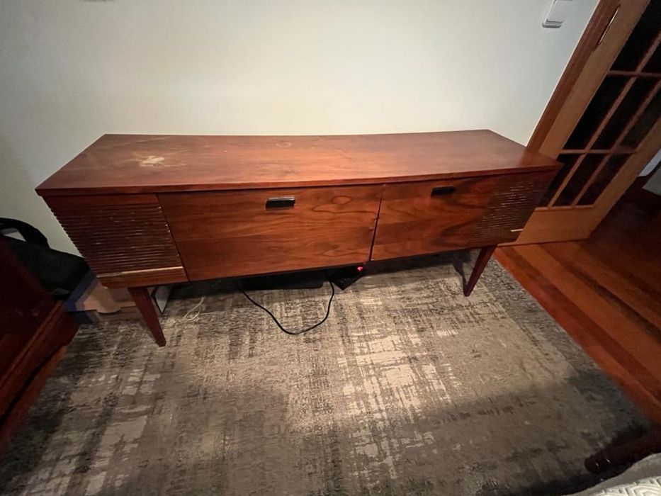 Aparador vintage com fira discos e radio incorporado