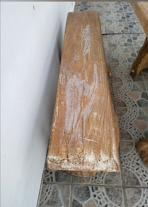 Mesa e bancos em pedra.