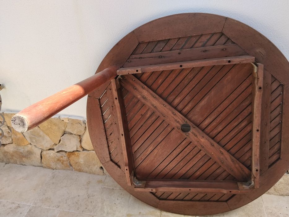 Mesa de jardim em madeira