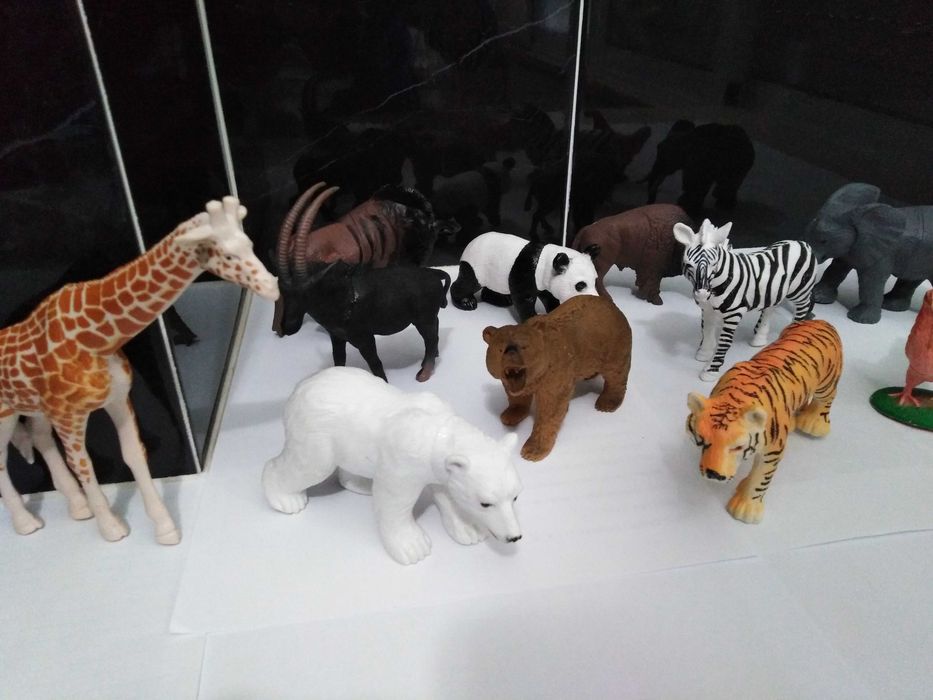 Conjunto de 11 figuras bonecos de animais selvagens (Individual 2€ ).