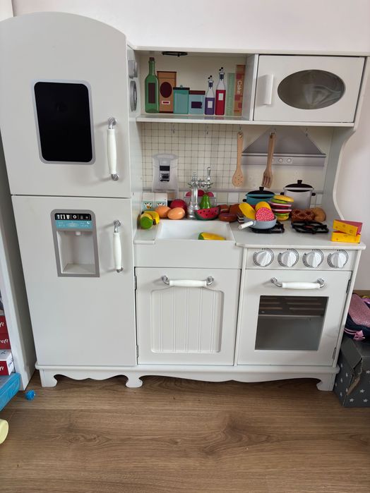 Duża biała drewniana kuchnia