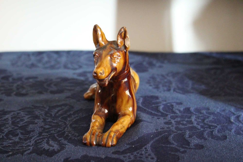 Cão deitado, escultura em faiança portuguesa de Barcelos