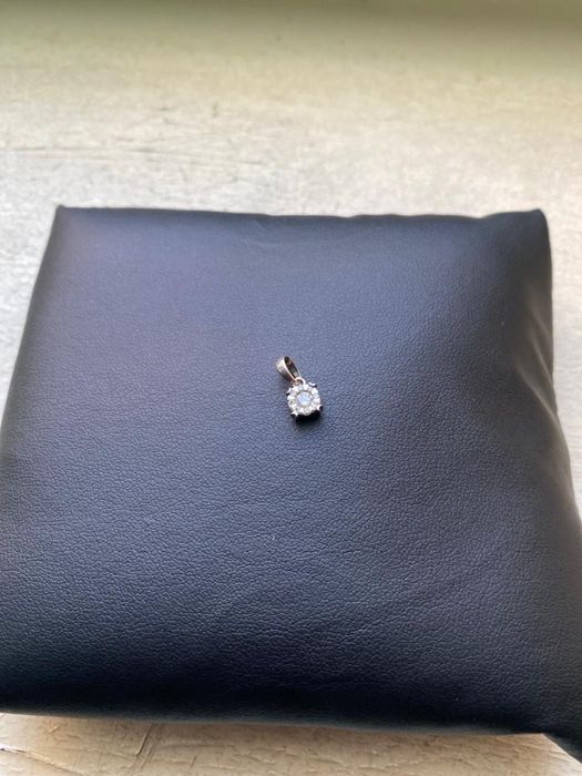 Біла підвіска з золота з бриліантом