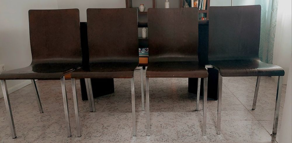 Conjunto de mesa de jantar e quatro cadeiras
