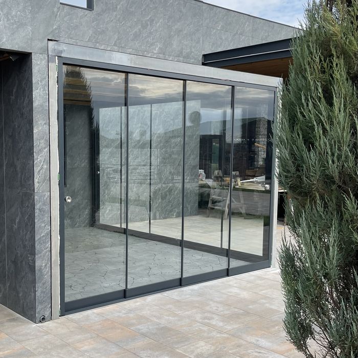 Скляні двері,огорожі, Стеклянные безрамные двери, перегородки, витрины