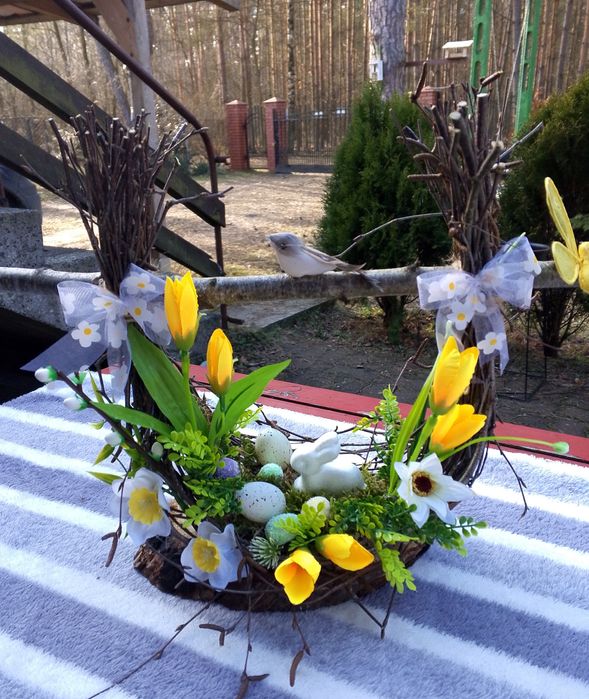 Stroik wiosenny z naturalnych gałązek