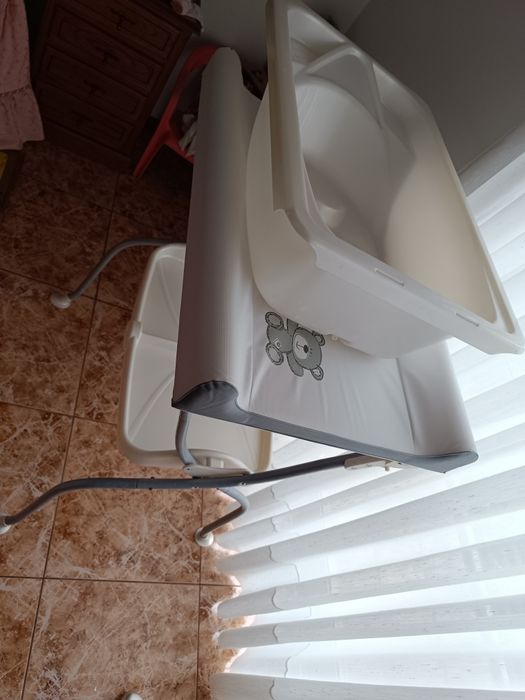 Banheira e muda de fraldas bebê