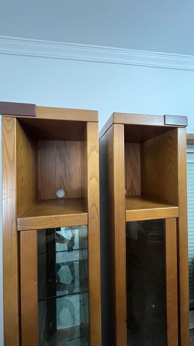 Duas colunas com vidro